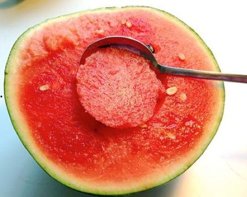 粉红八酱吃瓜  第1张